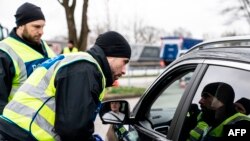 독일 정부가 신종 코로나바이러스 유입 차단을 위해 일부 국경을 폐쇄한 16일, 프뢰슬레프 국경 검문소에서 경찰관들이 덴마크로부터 입국하는 자동차를 검문하고 있다.