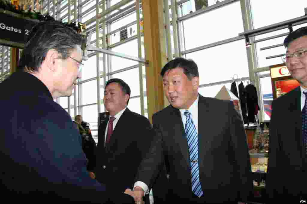 金溥聪与台湾驻美代表处同仁握手(美国之音钟辰芳拍摄)