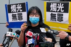 Chow Hang-tung, Wakil Ketua Aliansi Hong Kong untuk Mendukung Gerakan Patriotik Demokratik China, setelah dibebaskan dengan jaminan di kantor polisi di Hong Kong, 5 Juni 2021. (Foto: AP)