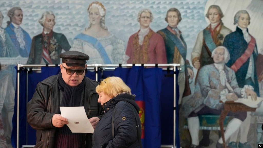 2024年3月16日，星期六，俄罗斯圣彼得堡举行总统选举，人们在一所学校的投票站检查选票。(photo:VOA)