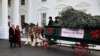 Presiden Donald Trump dan Ibu Negara Melania Trump menerima Pohon Natal Gedung Putih di North Portico, Gedung Putih, Washington, 19 November 2018. 