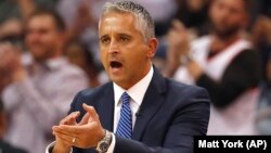 Igor Kokoškov u prvoj zvaničnoj utakmici kao trener Finiks Sansa, protiv Dalas Meveriksa (Foto: AP/Matt York)