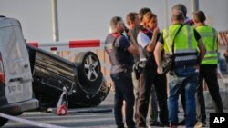 Des policiers après l'attentat à Cambrils, Espagne, 18 août 2017.