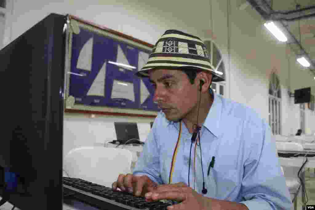 Un periodista trabaja en un computador del un caf&eacute; internet en Cartagena. (Iscar Blanco, VOA)