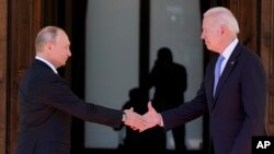 Presiden Joe Biden bertemu dengan Presiden Rusia Vladimir Putin, Rabu, 16 Juni 2021, di Jenewa, Swiss. (Foto: AP)