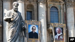 Permadani dinding Uskup Agung Katolik Roma Oscar Romero, kiri, dan Paus Paulus VI dipasang di balkon Basilika Santo Petrus di Vatikan, 13 Oktober 2018. Paus Fransiskus akan melakukan kanoninasi dua tokoh paling kontroversial dalam Gereja Katolik Roma pada abad 20.