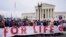 Manifestantes participan en la Marcha por la Vida frente a la Corte Suprema de Estados Unidos en Washington, el viernes 21 de enero de 2022. (Foto AP/Patrick Semansky)