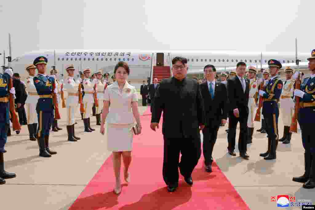 朝鲜领导人金正恩和夫人李雪主2018年6月19日抵达北京，中共中央政治局常委王沪宁、北京市委书记蔡奇、中共中央对外联络部部长宋涛等前往机场迎接。至于这次访问是中朝双方谁采取主动，目前不得而知。