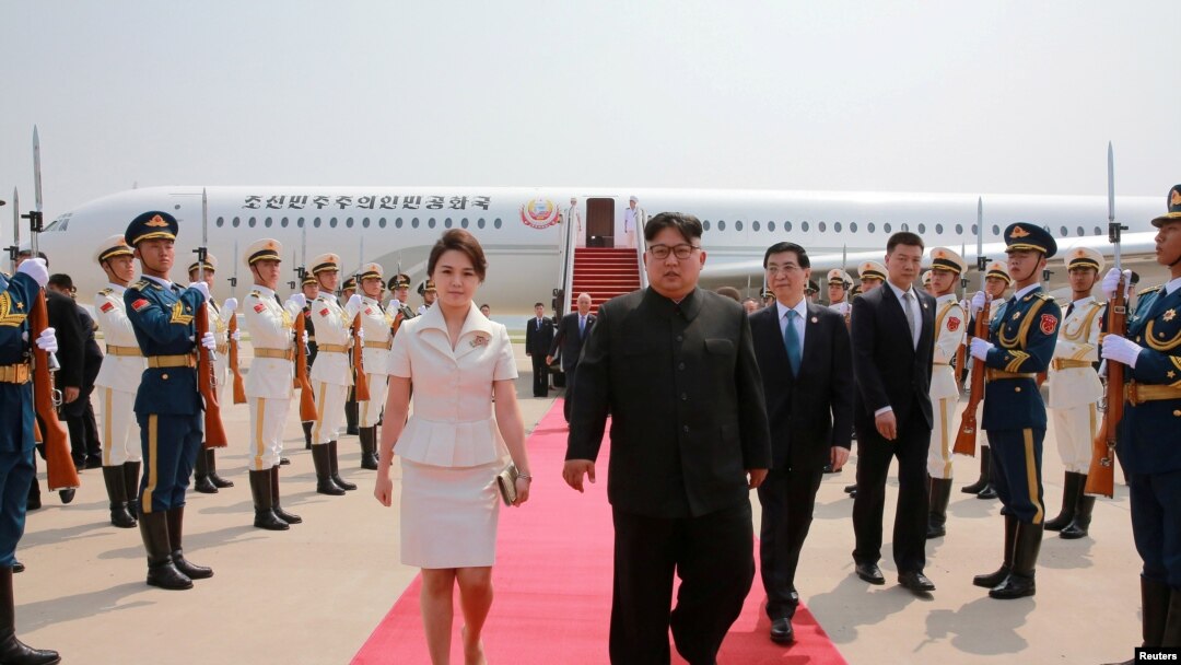 朝鲜领导人金正恩和夫人李雪主2018年6月19日抵达北京，中共中央政治局常委王沪宁迎接。