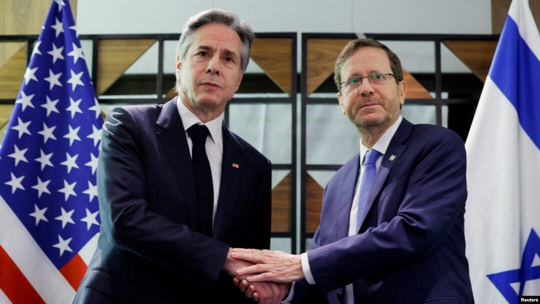 Ngoại trưởng Hoa Kỳ Antony Blinken gặp Tổng thống Israel Isaac Herzog ở Tel Aviv, Israel, ngày 9 tháng 1 năm 2024, trong chuyến đi kéo dài một tuần nhằm xoa dịu căng thẳng trên khắp Trung Đông.