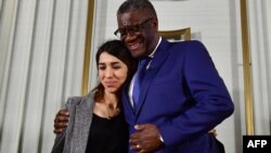 Le médecin congolais Denis Mukwege et l'activiste yézidie Nadia Murad, lauréats du prix Nobel de la paix, à la fin d'une conférence de presse tenue le 9 décembre 2018.