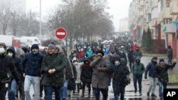Demonstruesit, disa të maskuar për të penguar përhapjen e koronavirusit, duke protestuar kundër rezultatit të zgjedhjeve presidenciale në Minsk më 29 nëntor 2020. 