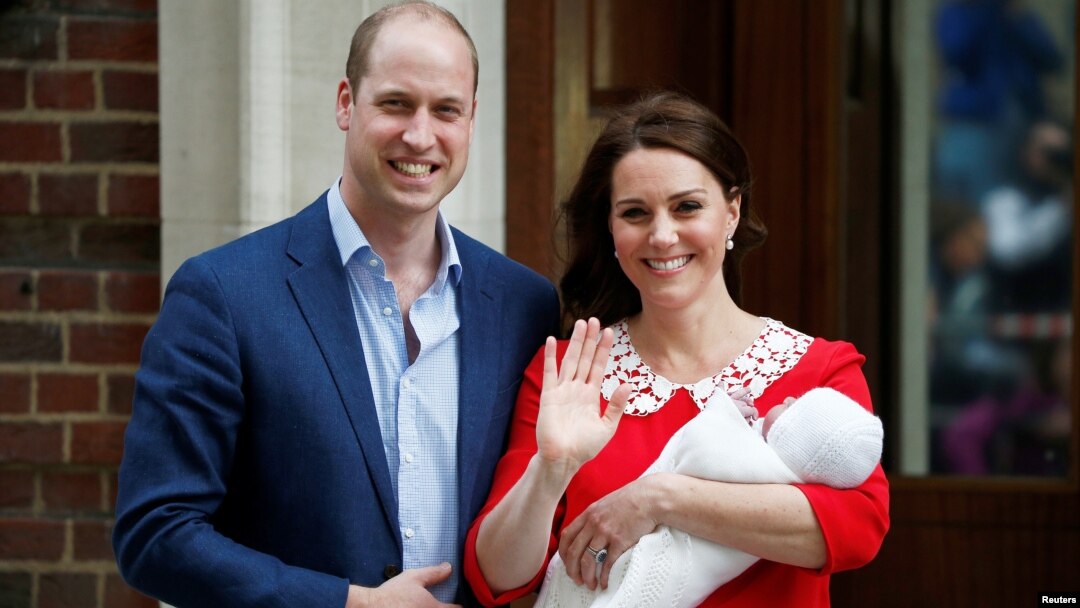 Pangeran William dan Kate ketika meninggalkan rumah sakit St Mary di London, Minggu (23/4). 