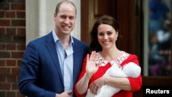 Pangeran William dan Kate ketika meninggalkan rumah sakit St Mary di London, Minggu (23/4). 