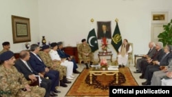  اسلام اباد کې تر پينځوؤ ساعتو دوزيراعظم نواز شريف په مشرۍ غونډه شوې چې پکې عسکري مشرانو په سياسي قيادت زور راوړى چې هغوي دې دمدرسو اؤ فرقه واريت اؤ نفرت څخه دډکو تقريرونو کوونکو مُليانو په ضد سخت گامونه واخلي.