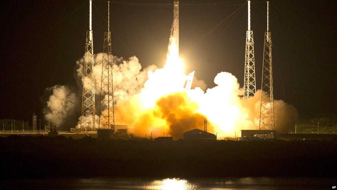El cohete Falcon 9 SpaceX despega de Cabo Cañaveral en la madrugada del martes 22 de mayo de 2012. Es la primera vez que una empresa privada envía un cohete para llevar provisiones a la Estación Espacial Internacional.