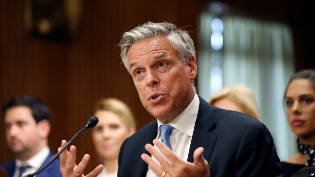 Mantan Gubernur negara bagian Utah, Jon Huntsman saat bersaksi di hadapan Komite Hubungan Luar Negeri Senat AS dalam sidang untuk mengukuhkan nominasinya sebagai duta besar AS untuk Rusia, 19 September 2017 di Washington. (Foto: dok).