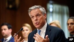 Mantan Gubernur negara bagian Utah, Jon Huntsman saat bersaksi di hadapan Komite Hubungan Luar Negeri Senat AS dalam sidang untuk mengukuhkan nominasinya sebagai duta besar AS untuk Rusia, 19 September 2017 di Washington. (Foto: dok).