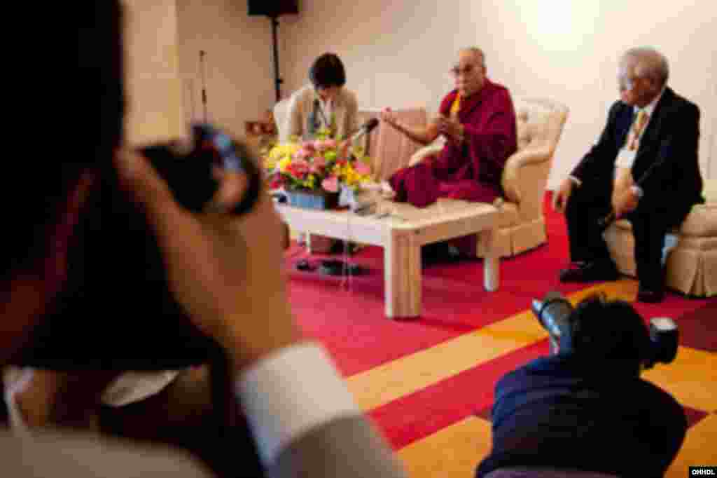 ອົງ Dalai Lama ກ່າວຄໍາປາໄສ ຕໍ່ພວກນັກຂ່າວ ໃນຂະນະທີ່ພະອົງ ໄປຢ້ຽມຢາມ ເມືອງ Okinawa ຂອງຍີ່ປຸ່ນ ໃນວັນທີ 12 ພະຈິກ 2012. Photo/Office of Tibet Japan
