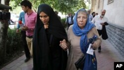 Mary Rezaian (kanan), ibu wartawan Jason Rezaian, dan istri Jason Yeganeh meninggalkan gedung pengadilan di Teheran, Iran, 10 Agustus 2015 lalu (foto: dok). 