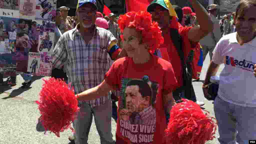 Vestidos con las características camisetas rojas, salieron algunos simpatizantes a las calles de Caracas para demostrar también su apoyo a Nicolás Maduro.