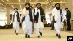 فروری میں سمجھوتے پر دستخط کے لیے افغان طالبان وفد کے ارکان کی دوحہ آمد (فائل)