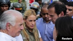 Colombia's Andres Pastrana (L); Lilian Tintori (2nd L), wife of jailed opposition leader Leopoldo Lopez; Bolivia's Jorge Quiroga (2nd R); and opposition leader Maria Corina Machado stand outside the military prison of Ramo Verde, on the outskirts of Caracas, May 29, 2015. 