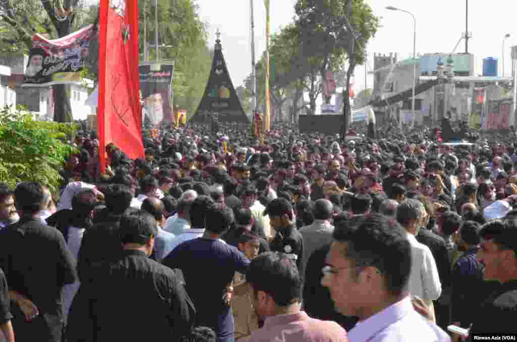 ماتمی جلوسوں کے ہمراہ پولیس اہلکار پوری طرح مسلح اور ہر صورت حال کا مقابلہ کرنے کے لیے تیار ہیں۔