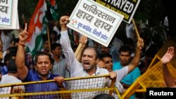 Delhi Pradesh Youth Congress activists shout slogans behind police barricade outside Pakistan embassy, New Delhi, Aug. 7, 2013.