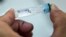 Un assistant de laboratoire examinant des échantillons de moustiques à l'Institut Pasteur dans le sud du Vietnam. La dengue ravage l'Asie du S-E en partie à cause de la hausse des températures et de la faible immunité contre les nouvelles souches. 21 août 2019 (Photo de Nhac  NGU