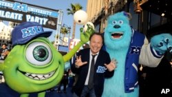 Aktor Billy Crystal tiba di tempat pemutaran perdana film animasi "Monsters University" di bioskop El Capitan di Los Angeles (17/6). (AP/Jordan Strauss/Invision)