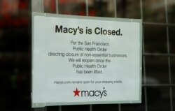 지난달 30일 미국 샌프란시스코에 위치한 대형 백화점 '메이시(Macy)' 정문에 신종 코로나바이러스 감염증(COVID-19)으로 인한 휴점 공고문이 부착돼 있다.