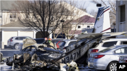 Socorristas en el lugar en donde un avión se desplomó en el estacionamiento de asilo de ancianos, el domingo 9 de marzo de 2025, en Manheim Township, Pensilvania.