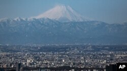 일본 도쿄의 올림픽 주경기장과 멀리 보이는 후지산.