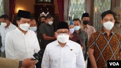 Ketua Umum PKB, Muhaimin Iskandar ( baju putih peci hitam- tengah) menemui Walikota Solo yang juga putra sulung Presiden Jokowi, Gibran Rakabuming Raka (kanan- baju batik), akhir Maret lalu. (Foto: VOA/ Yudha Satriawan)