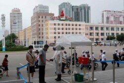 지난 8월 북한 평양 기차역에서 시민들이 신종 코로나바이러스 감염 예방을 위해 손소독제로 손을 소독을 하고 있다.