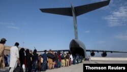 Continúa la evacuación de ciudadanos estadounidenses y afganos desde el aeropuerto de Kabul, Afganistán, el jueves, 26 de agosto de 2021.