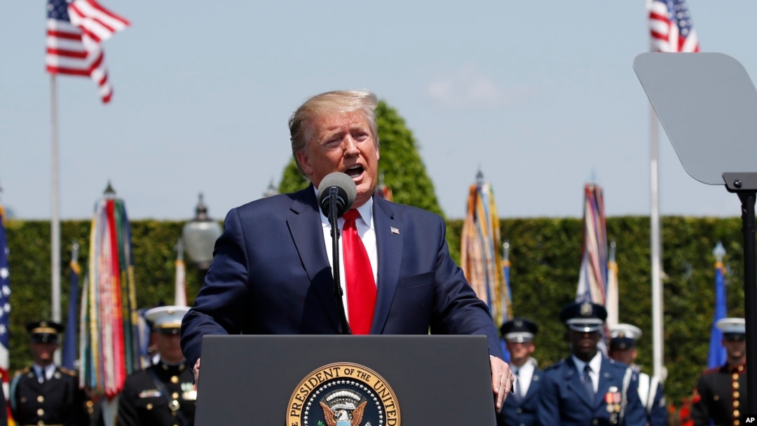Presiden Donald Trump saat memberi kata sambutan dalam upacara pelantikan Menteri Pertahanan Mark Esper di Pentagon, 25 Juli 2019.