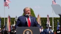Presiden Donald Trump saat memberi kata sambutan dalam upacara pelantikan Menteri Pertahanan Mark Esper di Pentagon, 25 Juli 2019.
