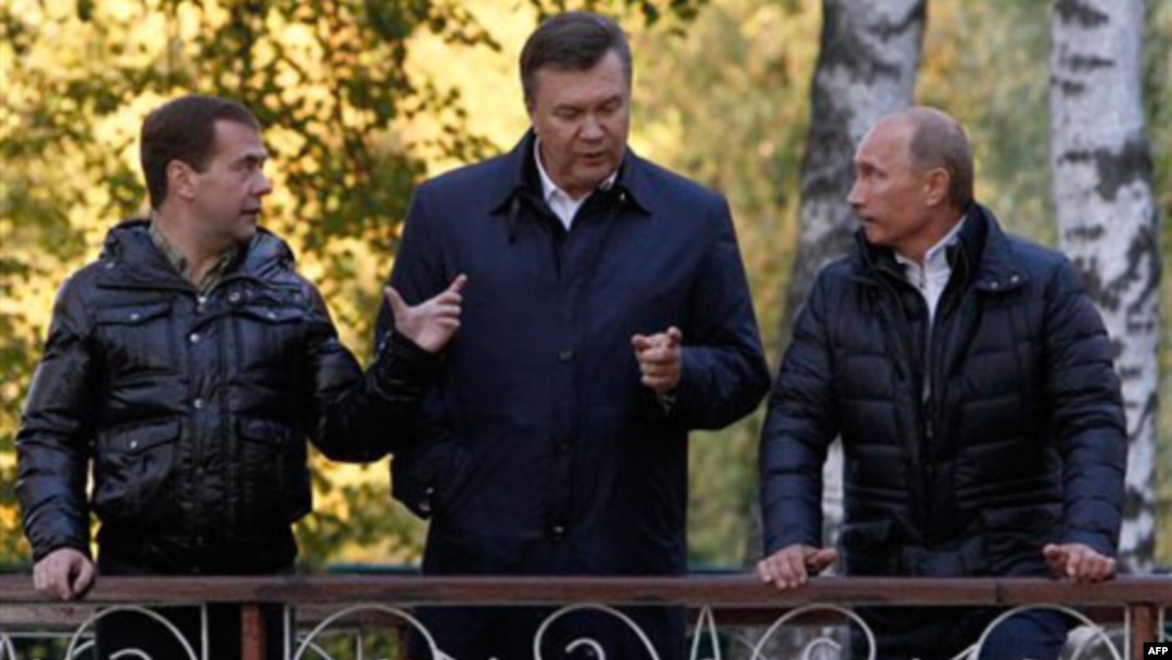 Слева направо: Дмитрий Медведев, Виктор Янукович, Владимир Путин.