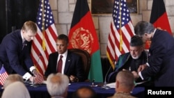 Presiden Barack Obama dan Presiden Hamid Karzai menandatangani Perjanjian Kerjasama Strategis di Istana Kepresidenan Afghanistan di Kabul (2/5).