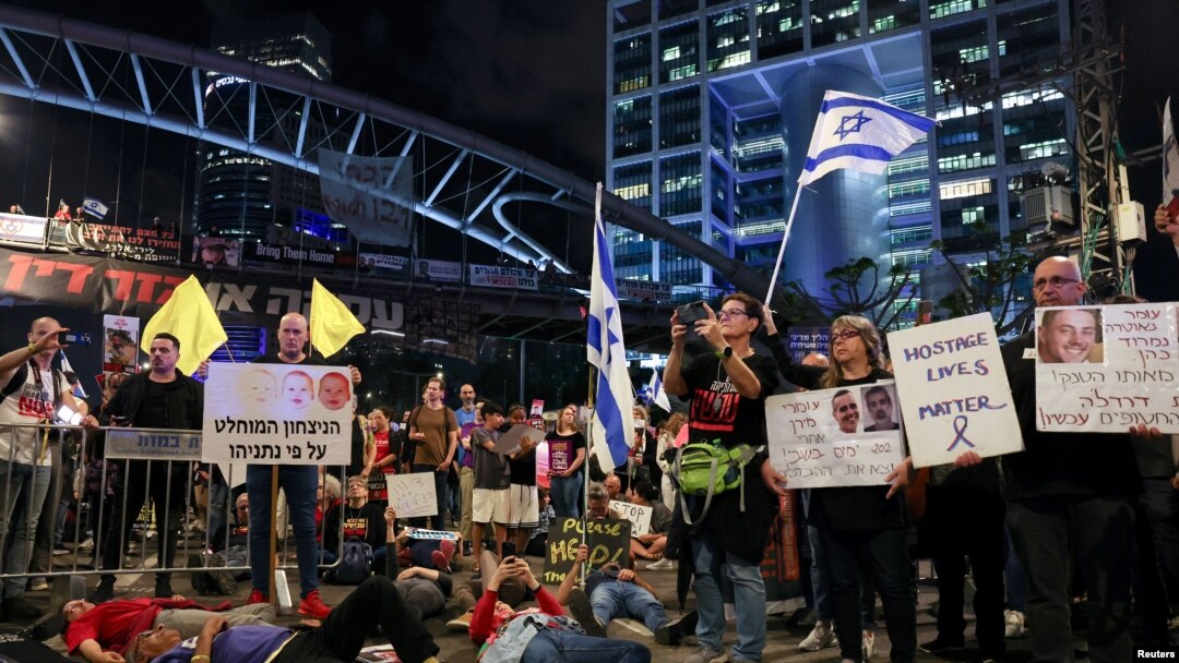 Los manifestantes bloquean una carretera exigiendo la liberación de los rehenes que fueron secuestrados durante el mortal ataque del 7 de octubre, en medio del conflicto en curso en Gaza entre Israel y el grupo islamista palestino Hamás, en Tel Aviv, Israel, el 6 de mayo de 2024.