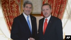 Menlu AS John Kerry (kiri) bertemu PM Turki Recep Tayyip Erdogan di Istanbul hari Minggu (7/4). 