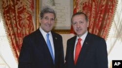 Turkish Prime Minister Recep Tayyip Erdogan, right, and US Secretary of State John Kerry shake hands as they pose for cameras before a meeting in Istanbul, Turkey, April 7, 2013. 