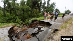 Velika rupa na putu nakon što je uragan Debby pogodio Floridu. (Foto: REUTERS/Octavio Jones)