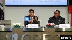 Menteri Perminyakan UEA sekaligus Presiden OPEC Suhail Mohamed Al Mazrouei dan Sekretaris Jenderal Mohammad Barkindo dalam konferensi pers setelah sidang OPEC di Wina, Austria, 22 Juni 2018.