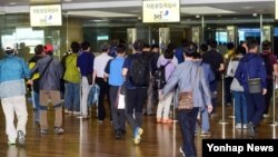 중국 연수 중 버스사고를 당한 한국 지방공무원 일행 가운데 부상자를 제외한 교육생들이 3일 오후 영종도 인천국제공항을 통해 귀국하고 있다.