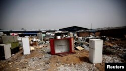 Polomljeni frižideri u dvorištu kuće radnika za reciklažu u selu Dongxiaokou u Pekingu
