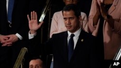 ARCHIVO - El líder de la oposición venezolana, Juan Guaidó, saluda mientras el presidente Donald Trump pronuncia su discurso sobre el estado de la Unión en el Congreso en el Capitolio en Washington. Febrero 4, 2020.