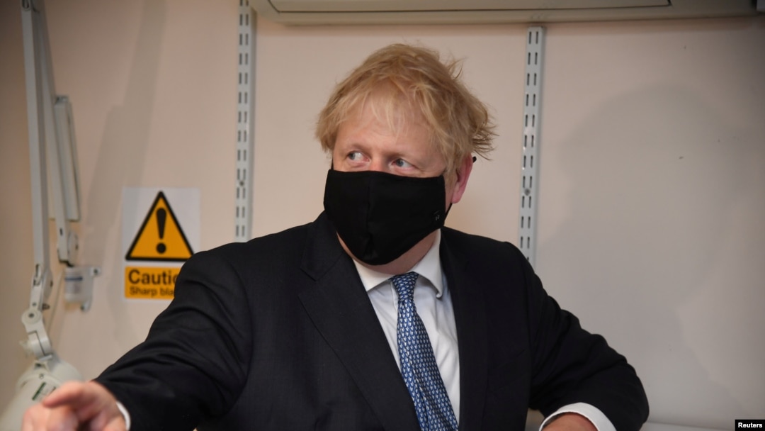 Perdana Menteri Inggris Boris Johnson mengunjungi Tollgate Medical Center di Beckton, London, Inggris 24 Juli 2020. (Foto: Jeremy Selwyn/Pool via REUTERS)